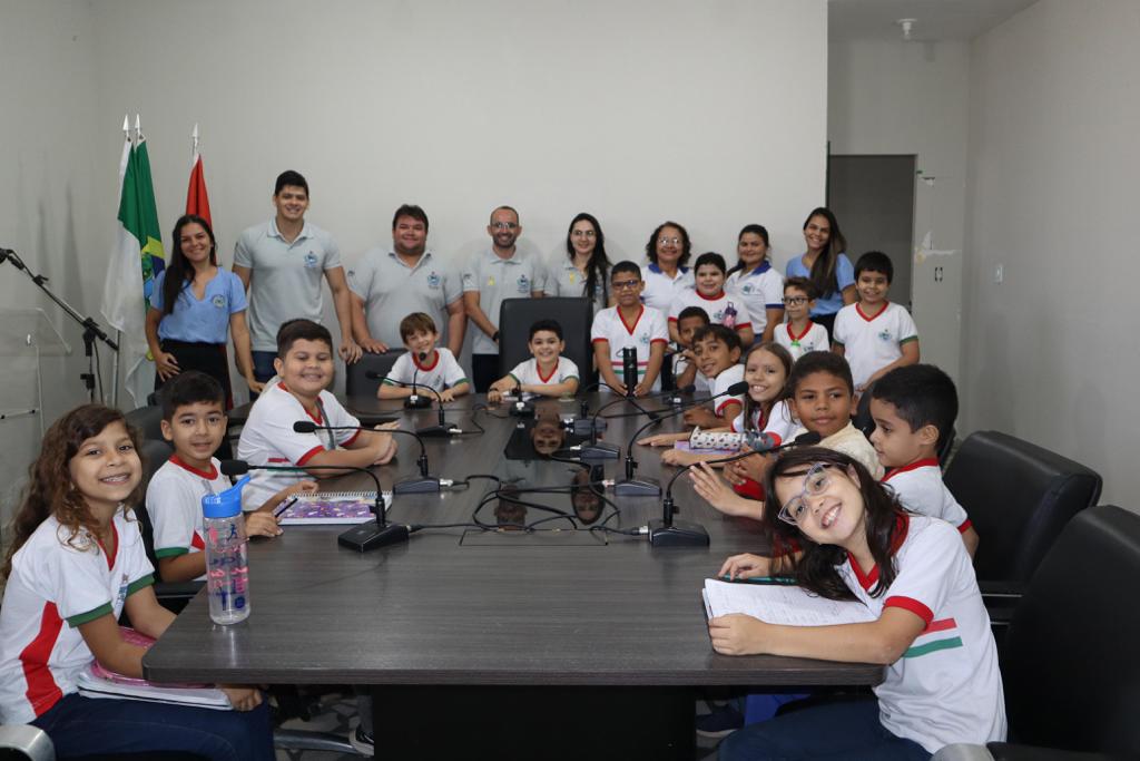 Alunos da Escola Municipal Josué de Oliveira visitaram  a Câmara e aprenderam sobre o Papel do Poder Legislativo 